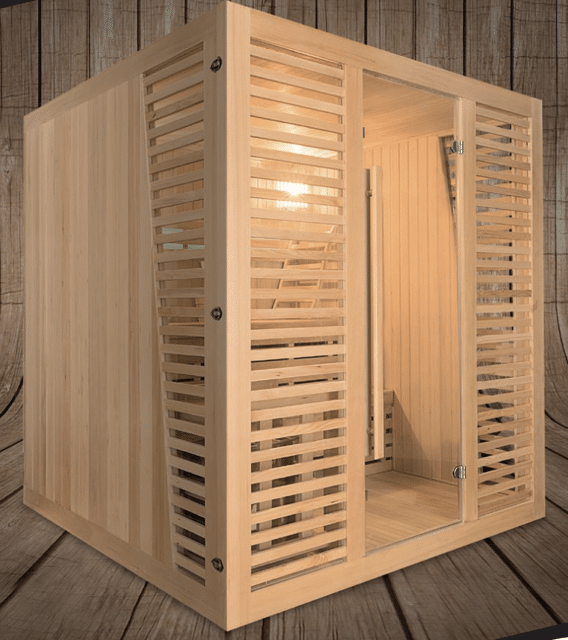 Sauna cabine bois : Détente et bien-être à domicile. Cabine de sauna en bois clair avec panneaux à lattes et porte vitrée, éclairée de l'intérieur, sur fond boisé. Parfait pour la détente.