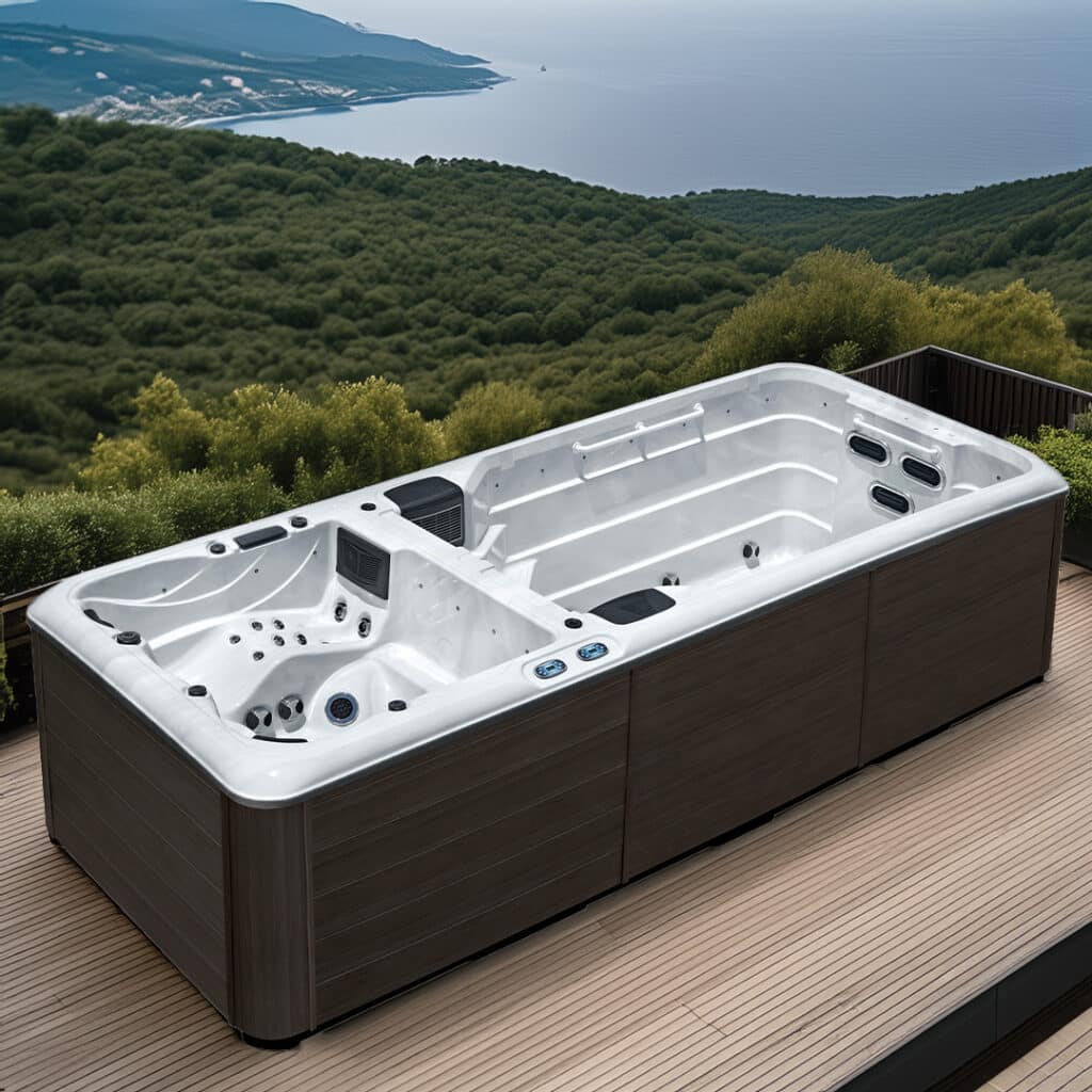 Détendez-vous dans ce spa de nage avec vue mer imprenable. Spa de nage extérieur sur terrasse en bois avec panneaux bruns, offrant un bain à remous et une zone de natation face à la vue mer et forêt.