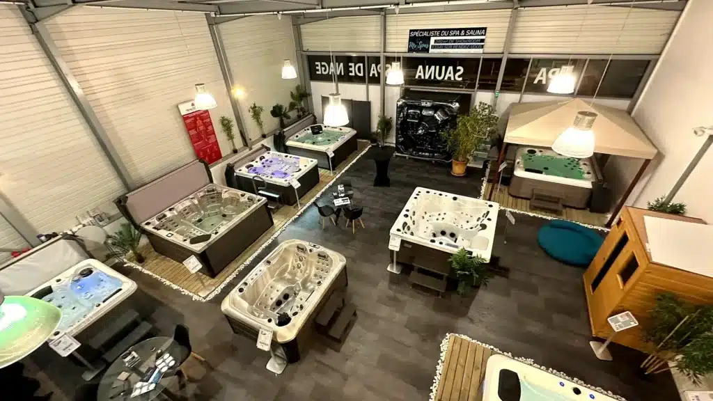 Showroom Mr Spas : exposition de jacuzzis, spas de nage et sauna en bois de 240m2.